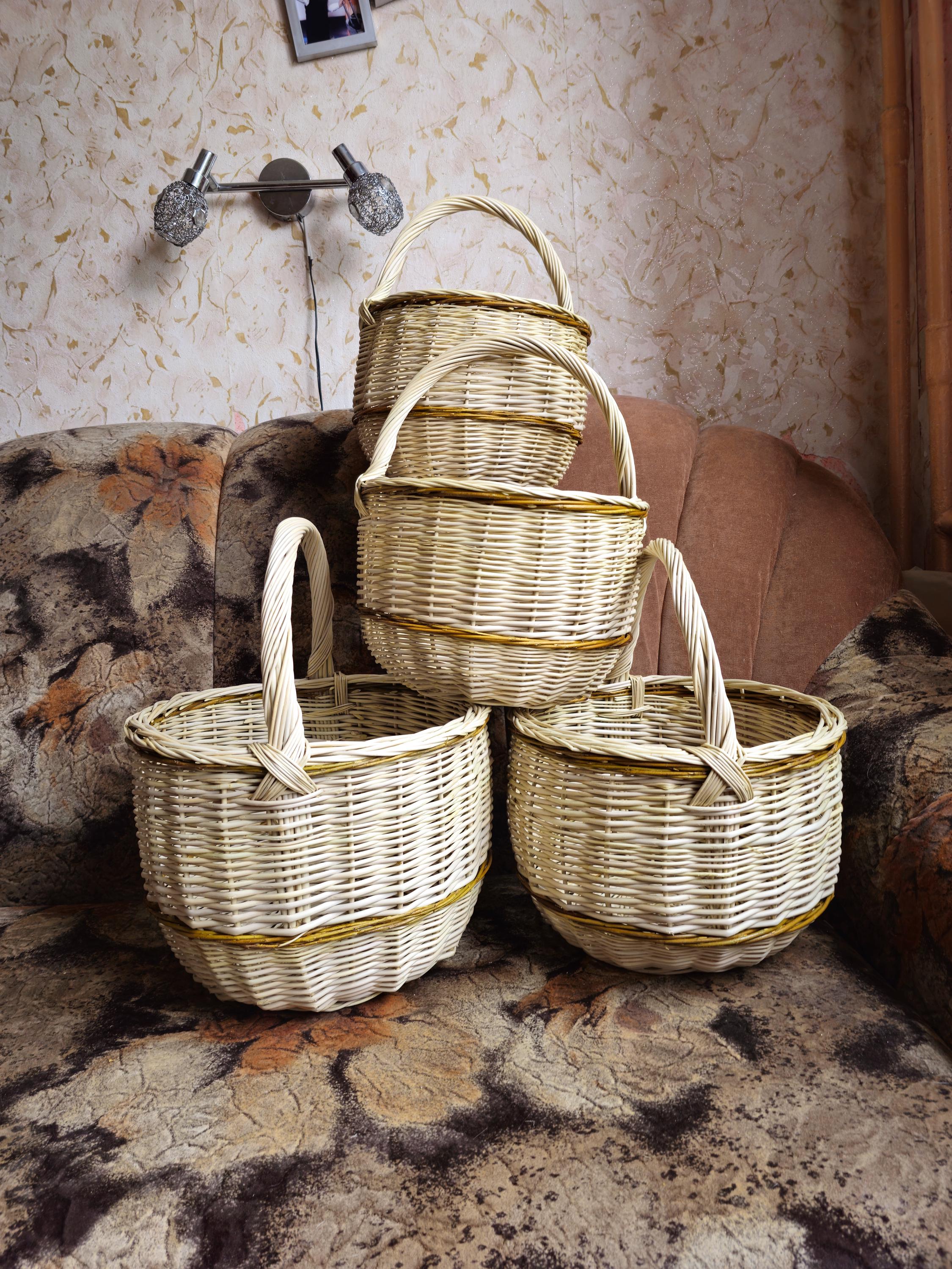 Handwoven Wicker Foraging Basket: Rustic Willow, Lithuanian Craft