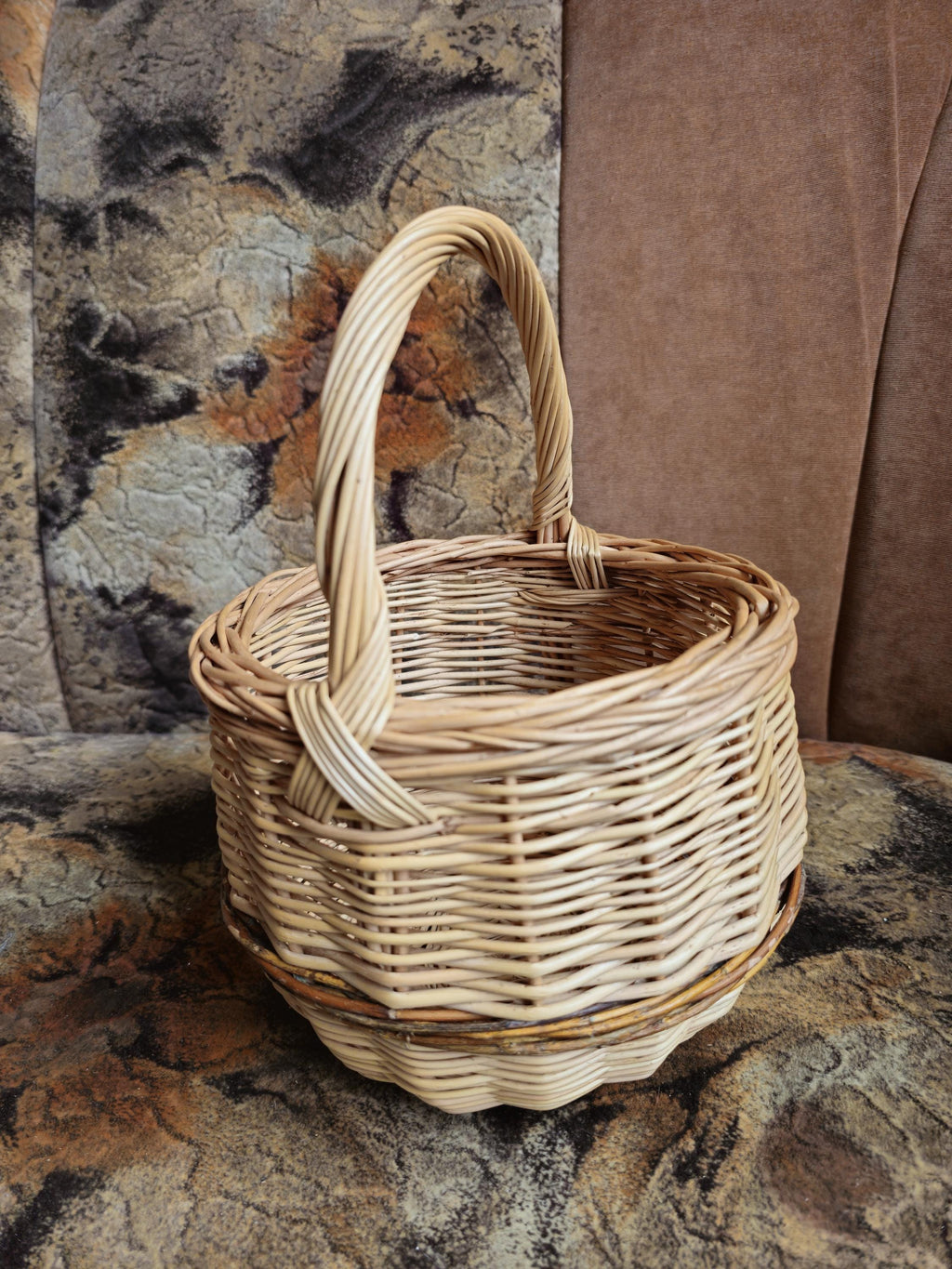 Handwoven Round Wicker Basket with Handle – Natural Rustic Charm