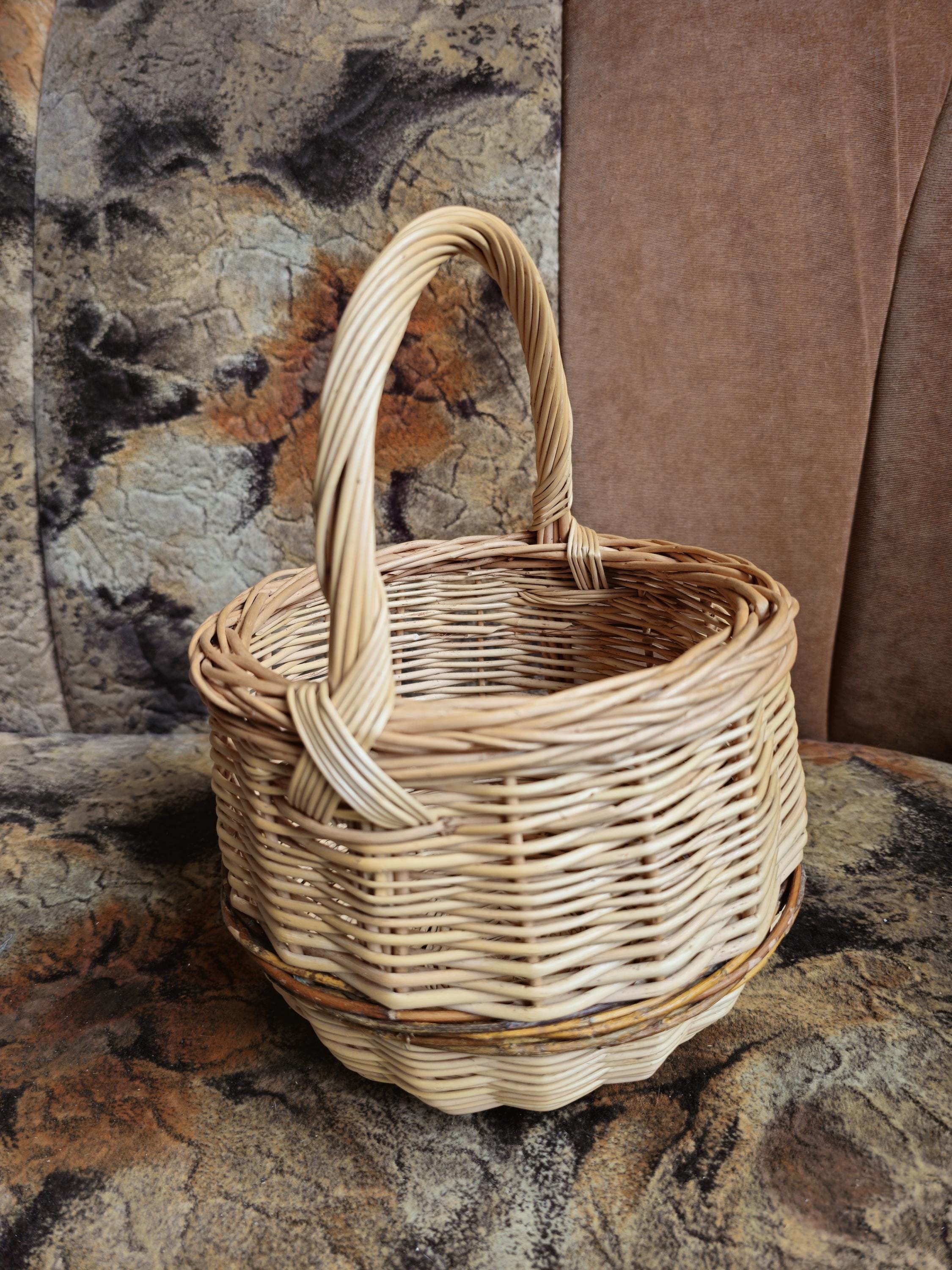 Handwoven Round Wicker Basket with Handle – Natural Rustic Charm