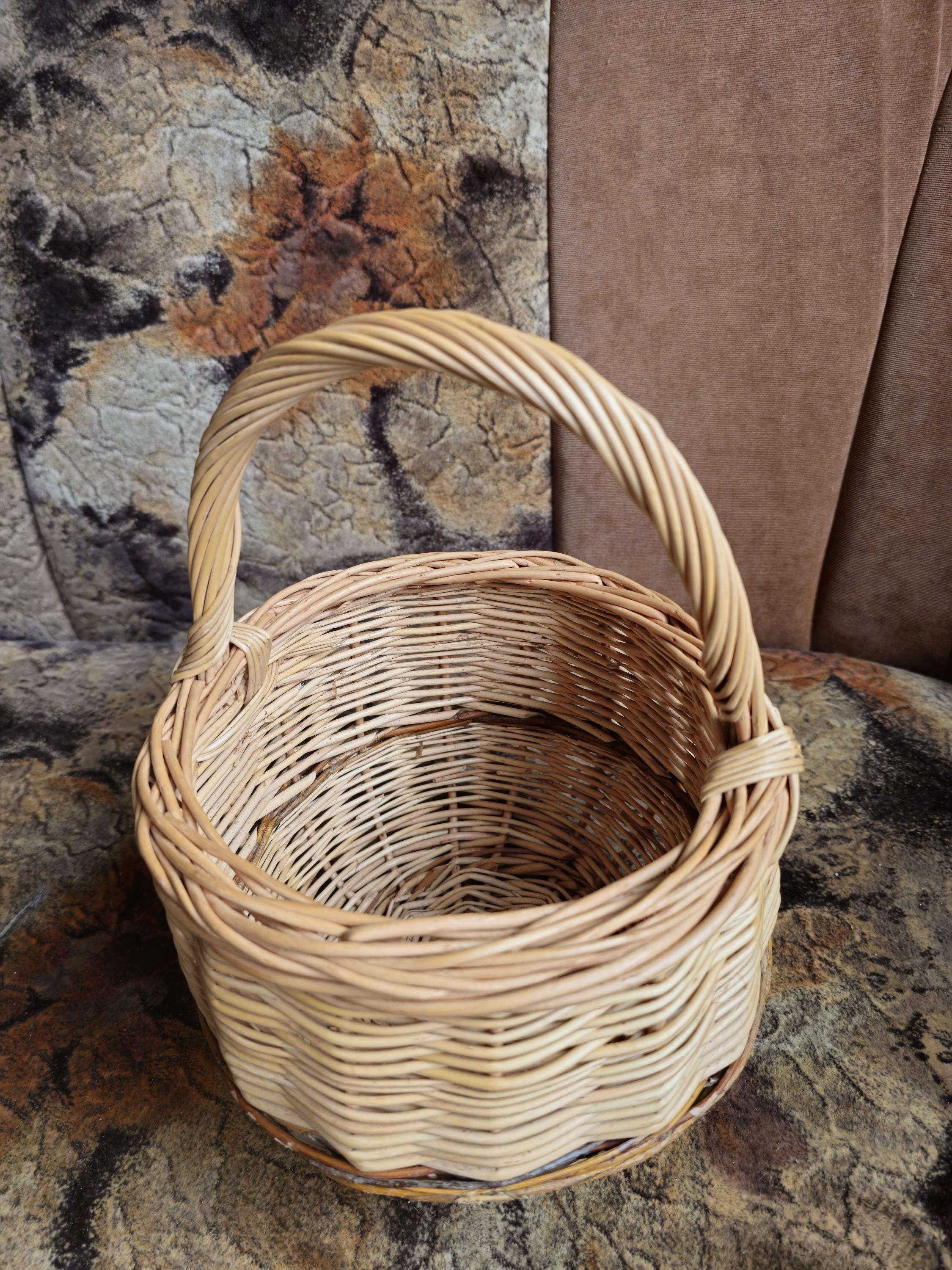 Handwoven Round Wicker Basket with Handle – Natural Rustic Charm