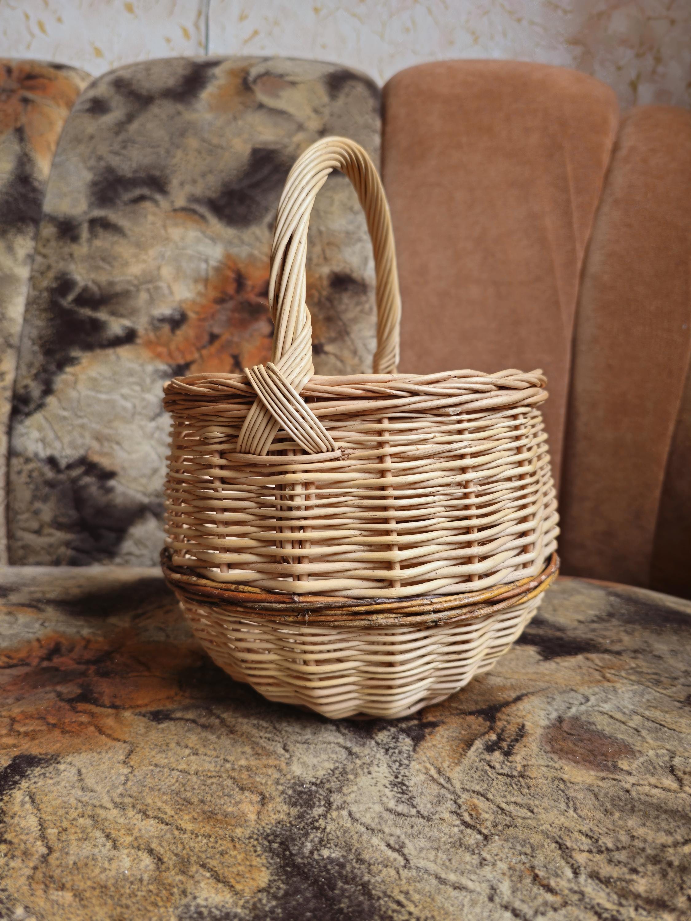 Handwoven Round Wicker Basket with Handle – Natural Rustic Charm
