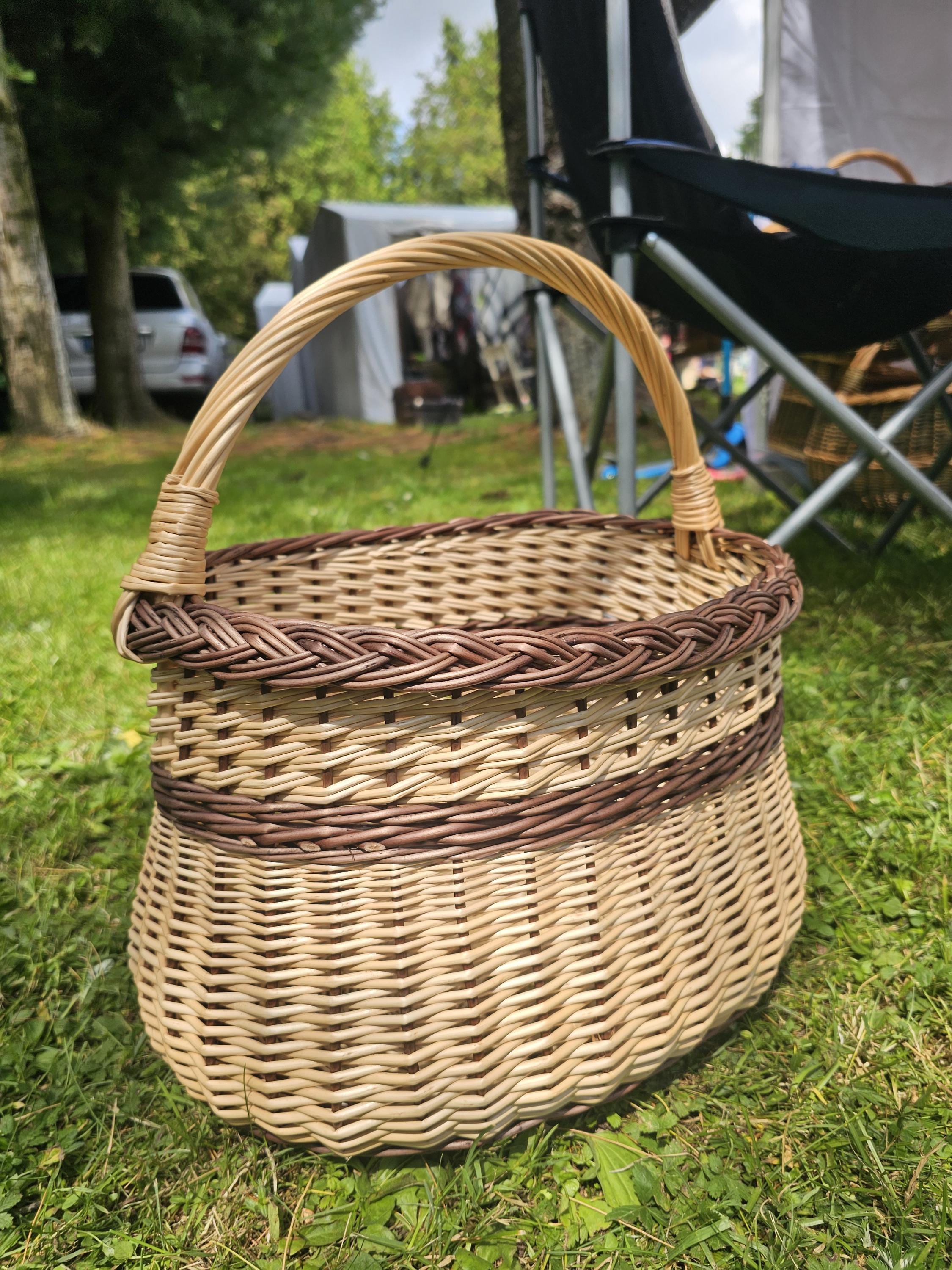 Handwoven Wicker Basket: Rustic Farmhouse Blanket Storage, Lithuanian Craft
