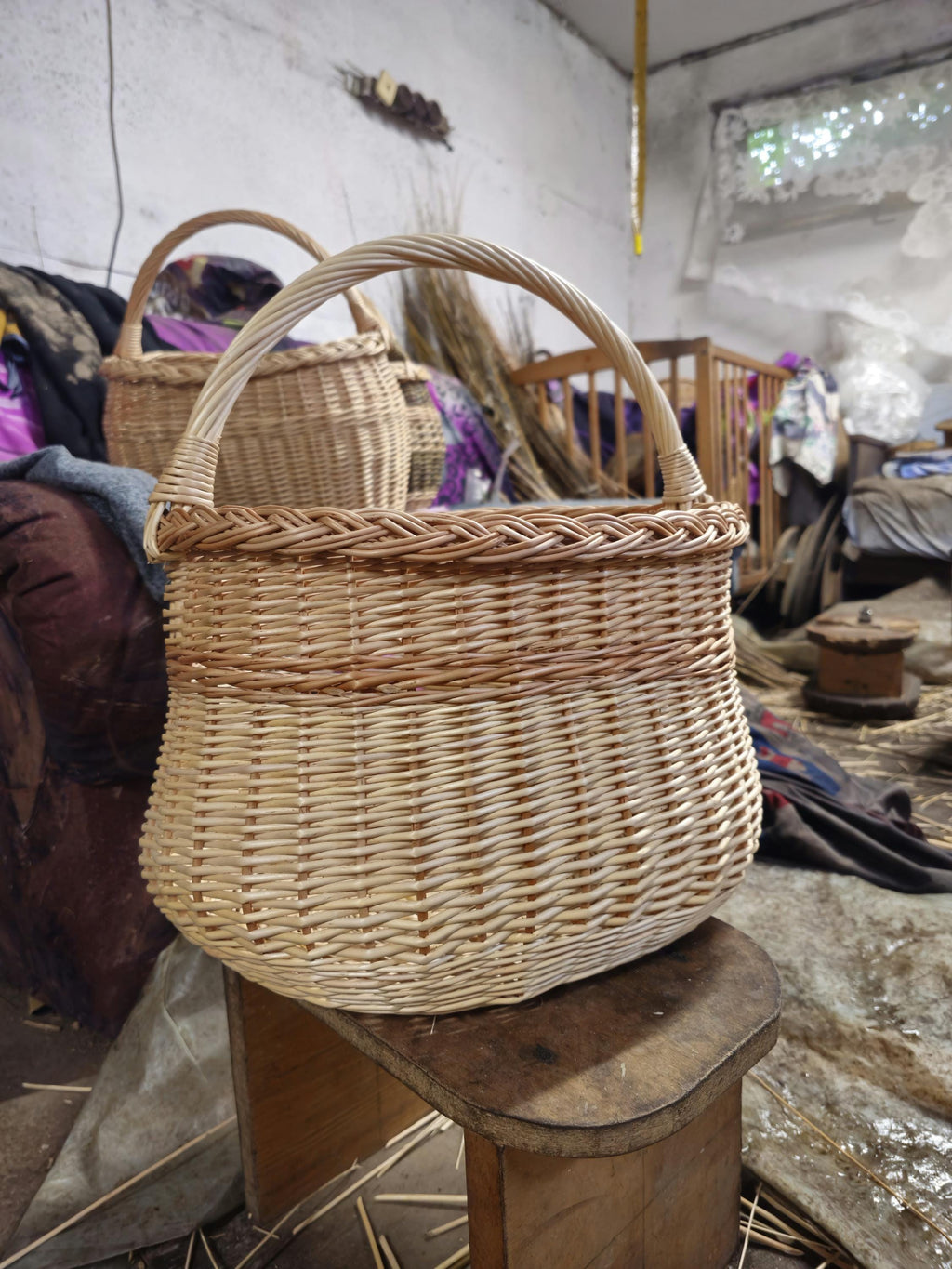 Handwoven Wicker Basket: Rustic Farmhouse Blanket Storage, Lithuanian Craft