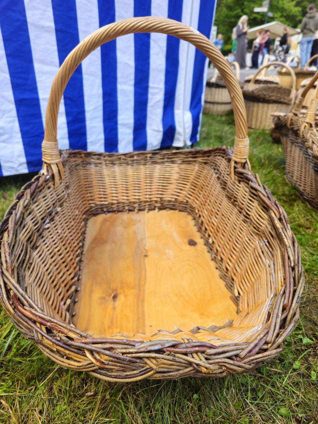 Wicker Gathering Basket with Wooden Base – Extra Large Handwoven Willow Basket