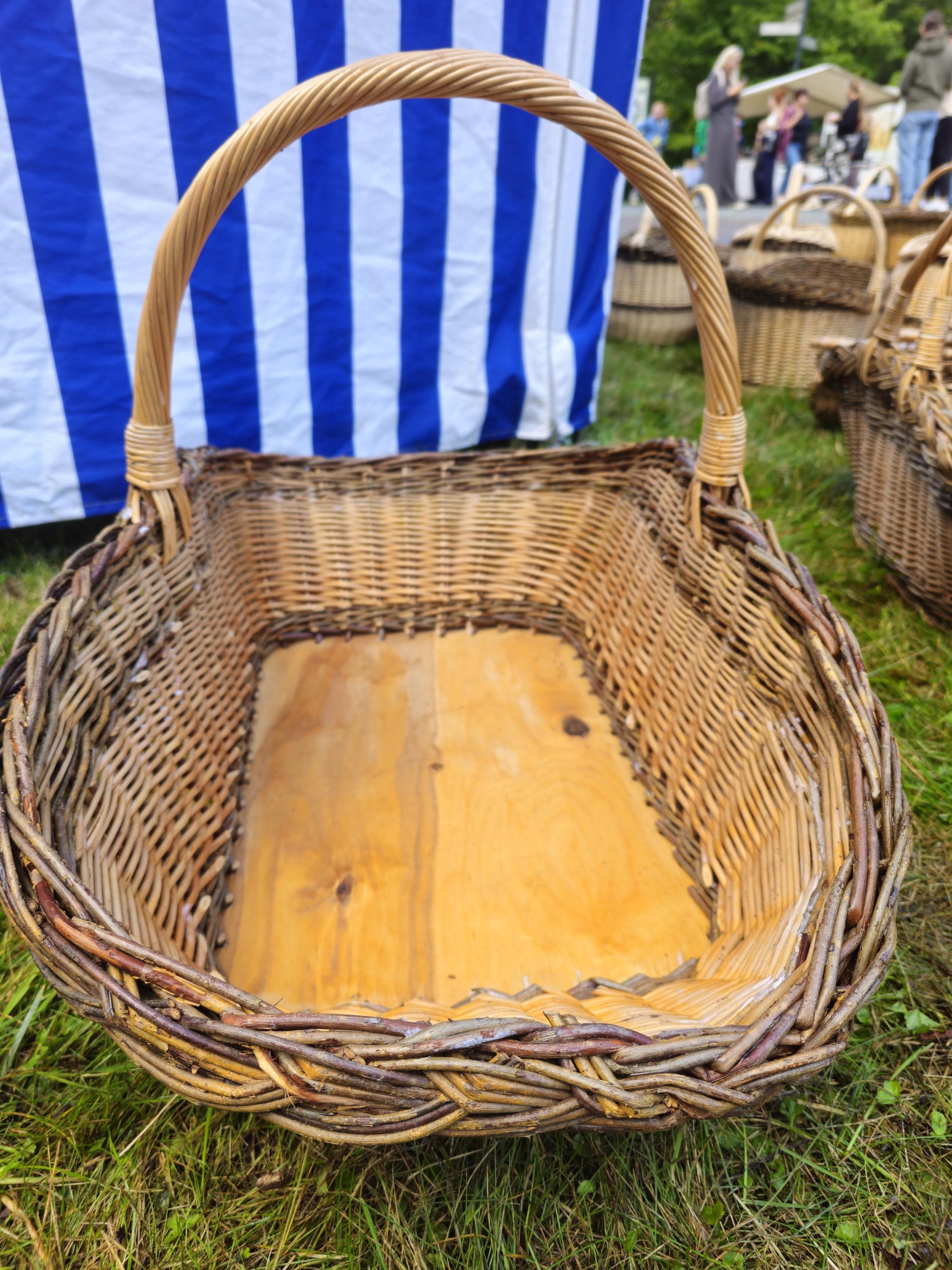 Wicker Gathering Basket with Wooden Base – Extra Large Handwoven Willow Basket