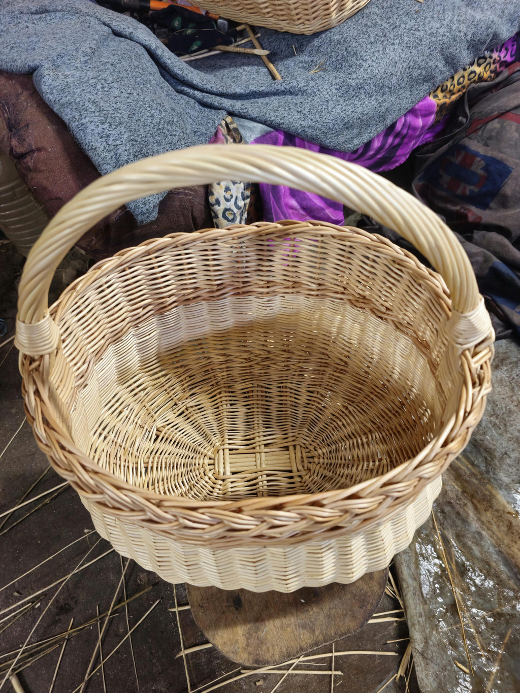 Handwoven Wicker Basket: Rustic Farmhouse Blanket Storage, Lithuanian Craft