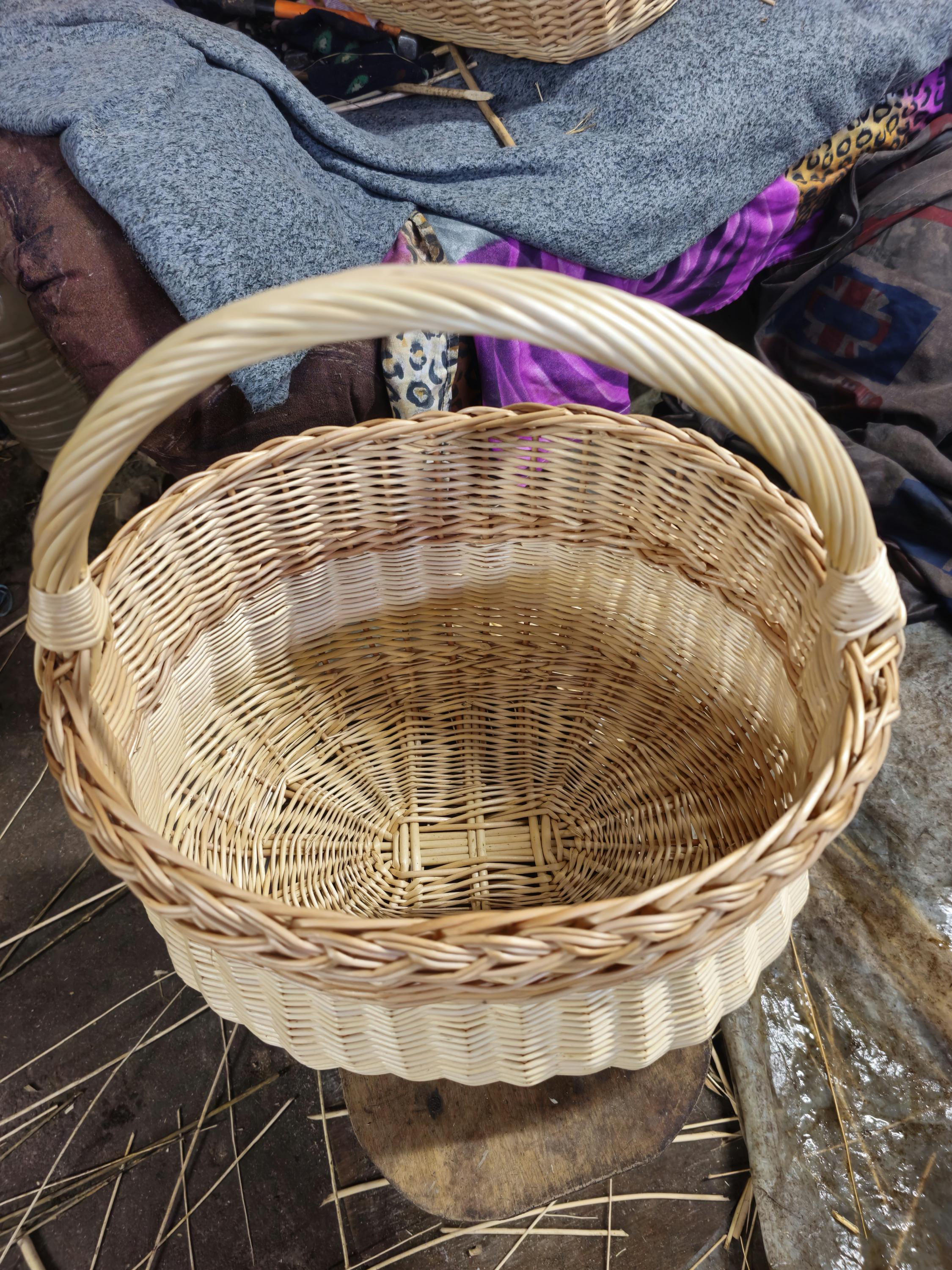 Handwoven Wicker Basket: Rustic Farmhouse Blanket Storage, Lithuanian Craft