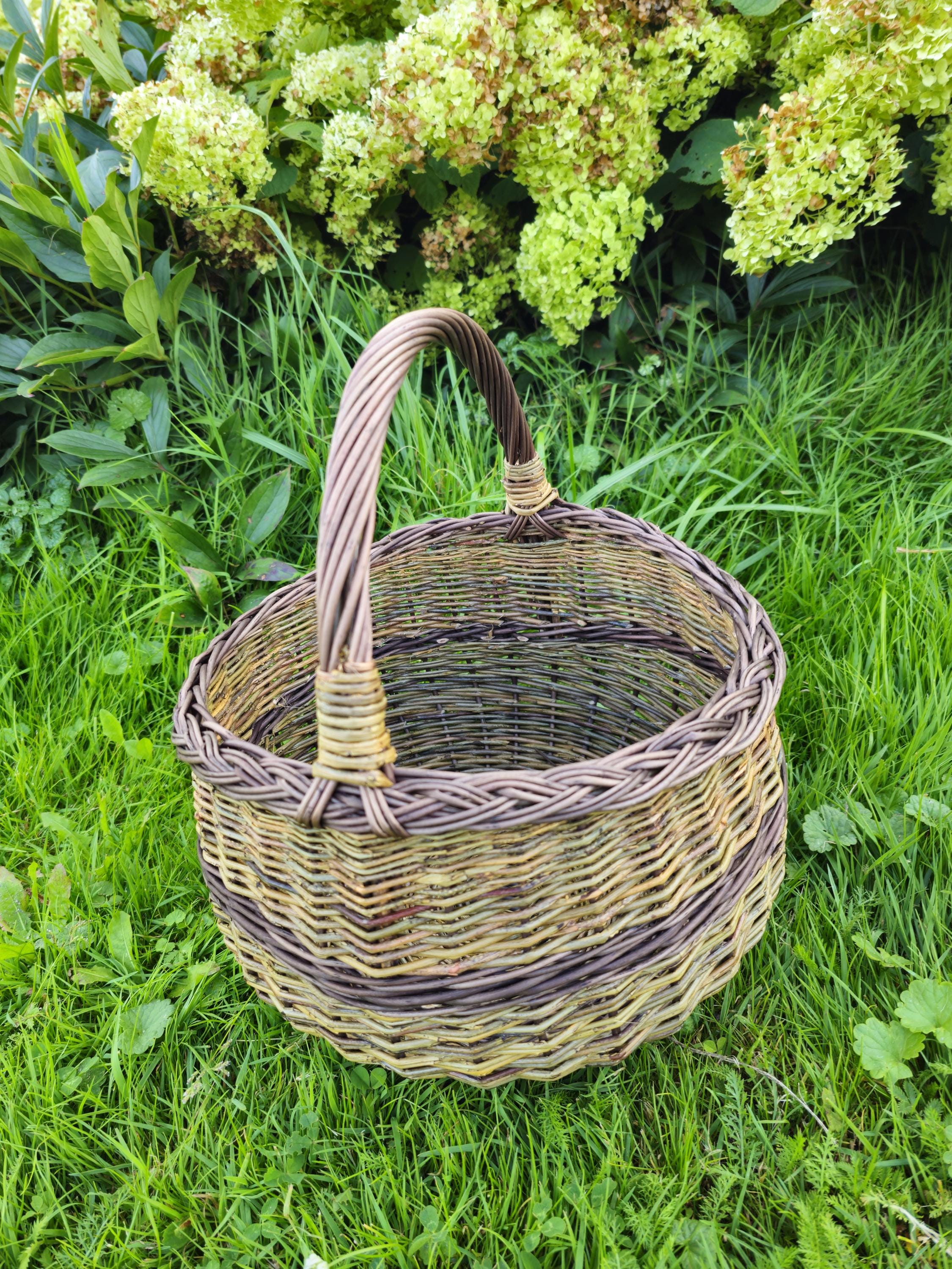 Handwoven Willow Basket: Rustic Lithuanian Home Decor