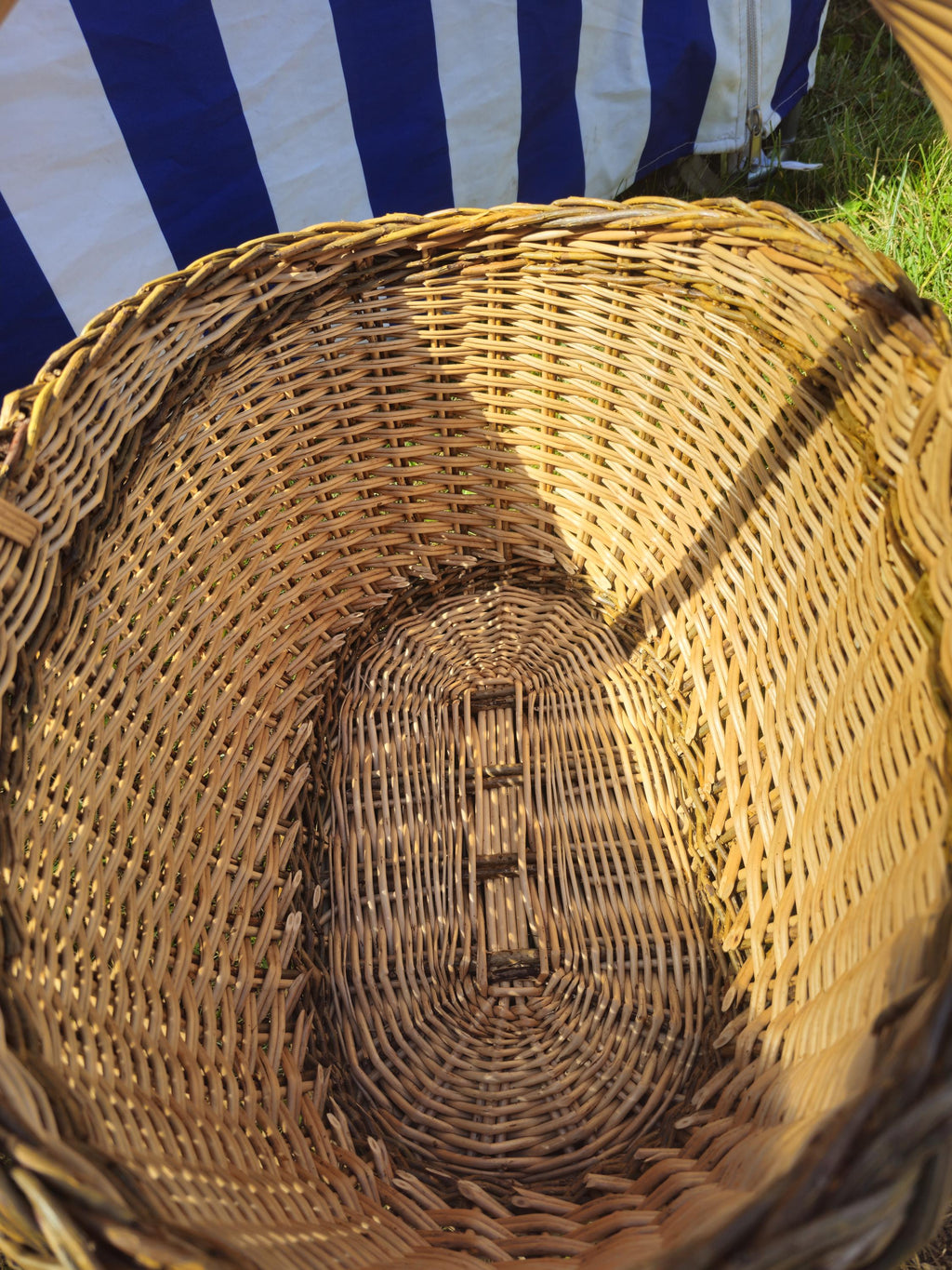 Large Oval Wicker Basket with Rustic Finish – Handwoven Willow Foraging & Storage Basket
