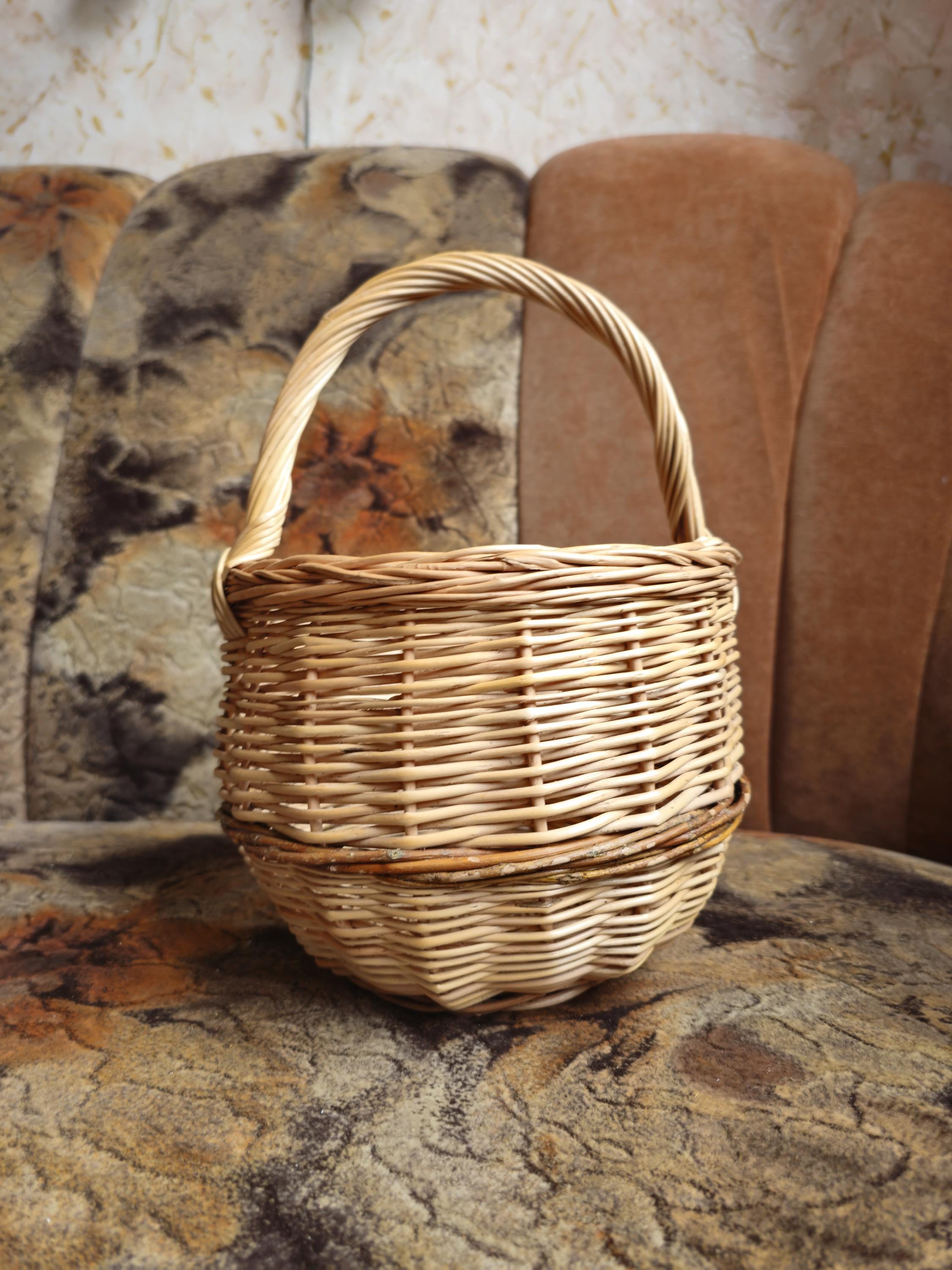 Handwoven Round Wicker Basket with Handle – Natural Rustic Charm