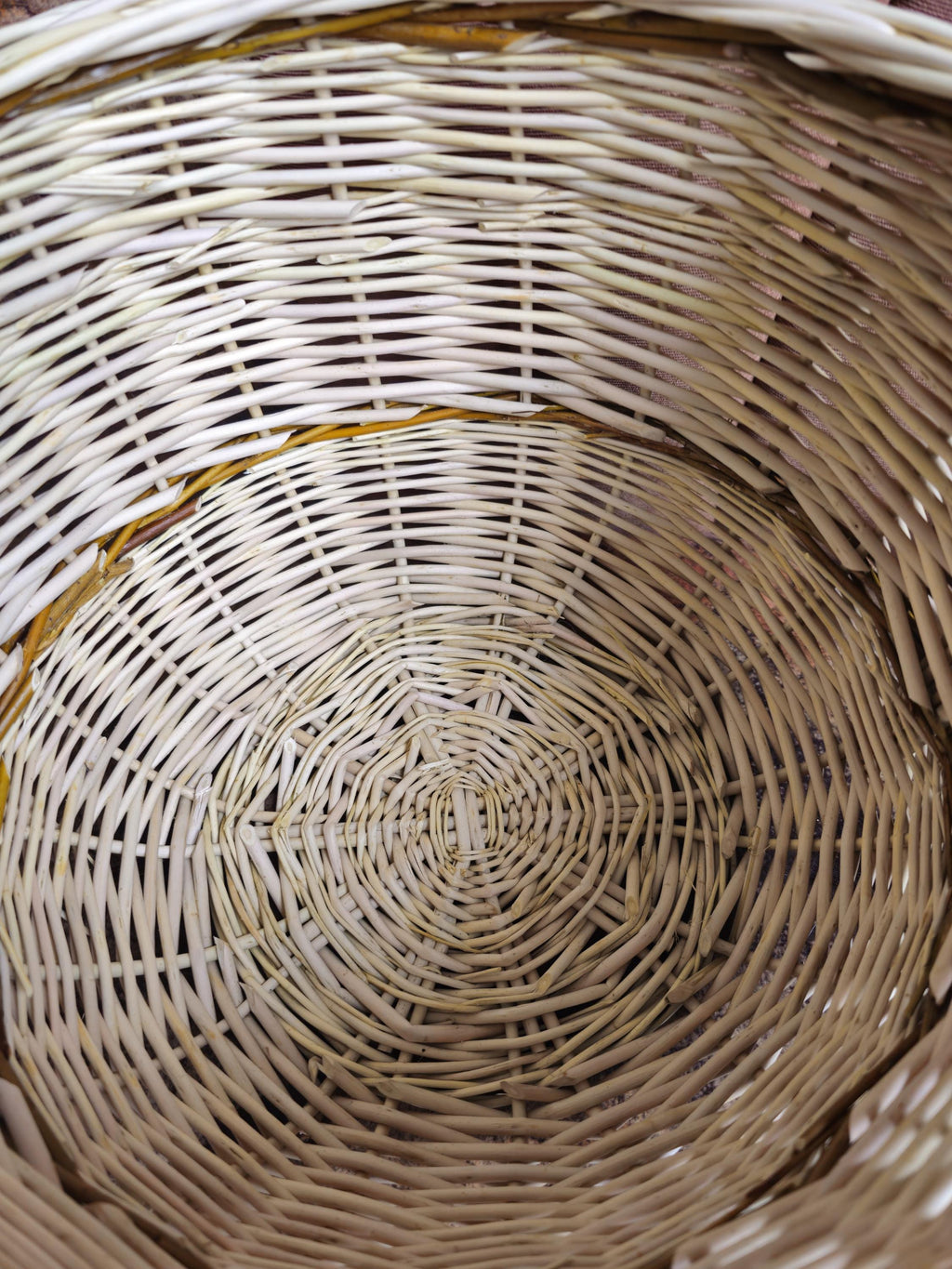 Handwoven Wicker Foraging Basket: Rustic Willow, Lithuanian Craft