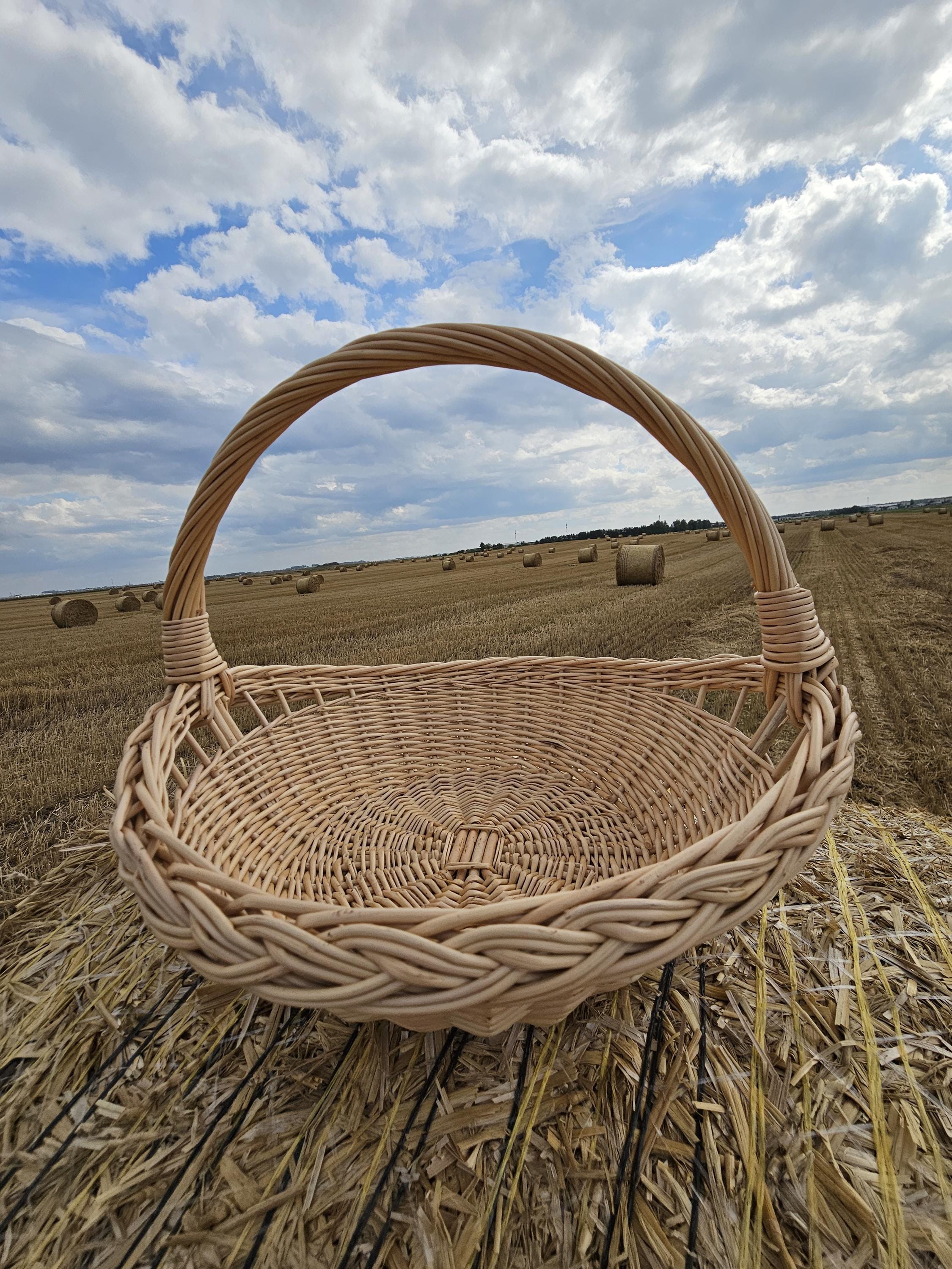 Handwoven Willow Trug Basket: Rustic Wedding & Home Display
