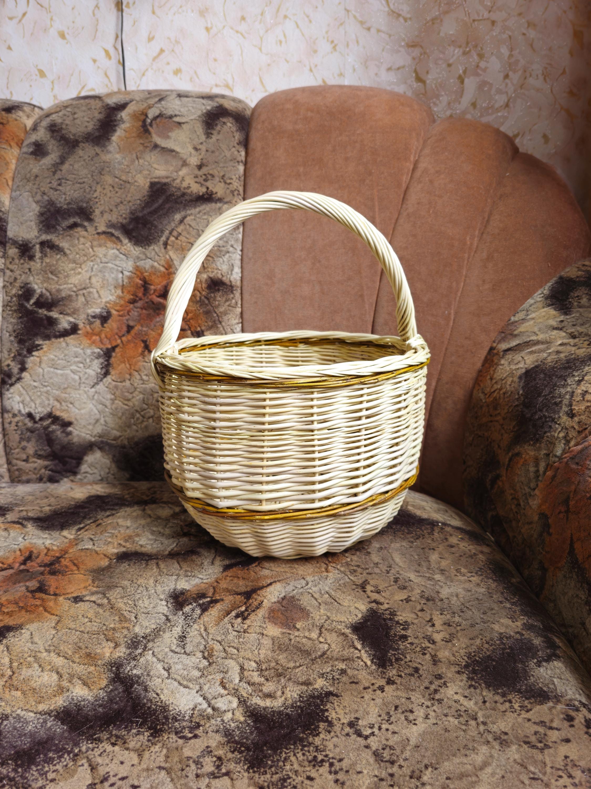 Handwoven Wicker Foraging Basket: Rustic Willow, Lithuanian Craft
