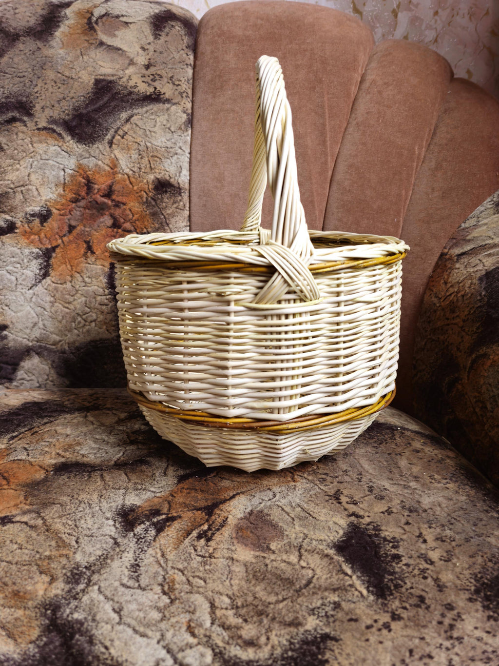 Handwoven Wicker Foraging Basket: Rustic Willow, Lithuanian Craft