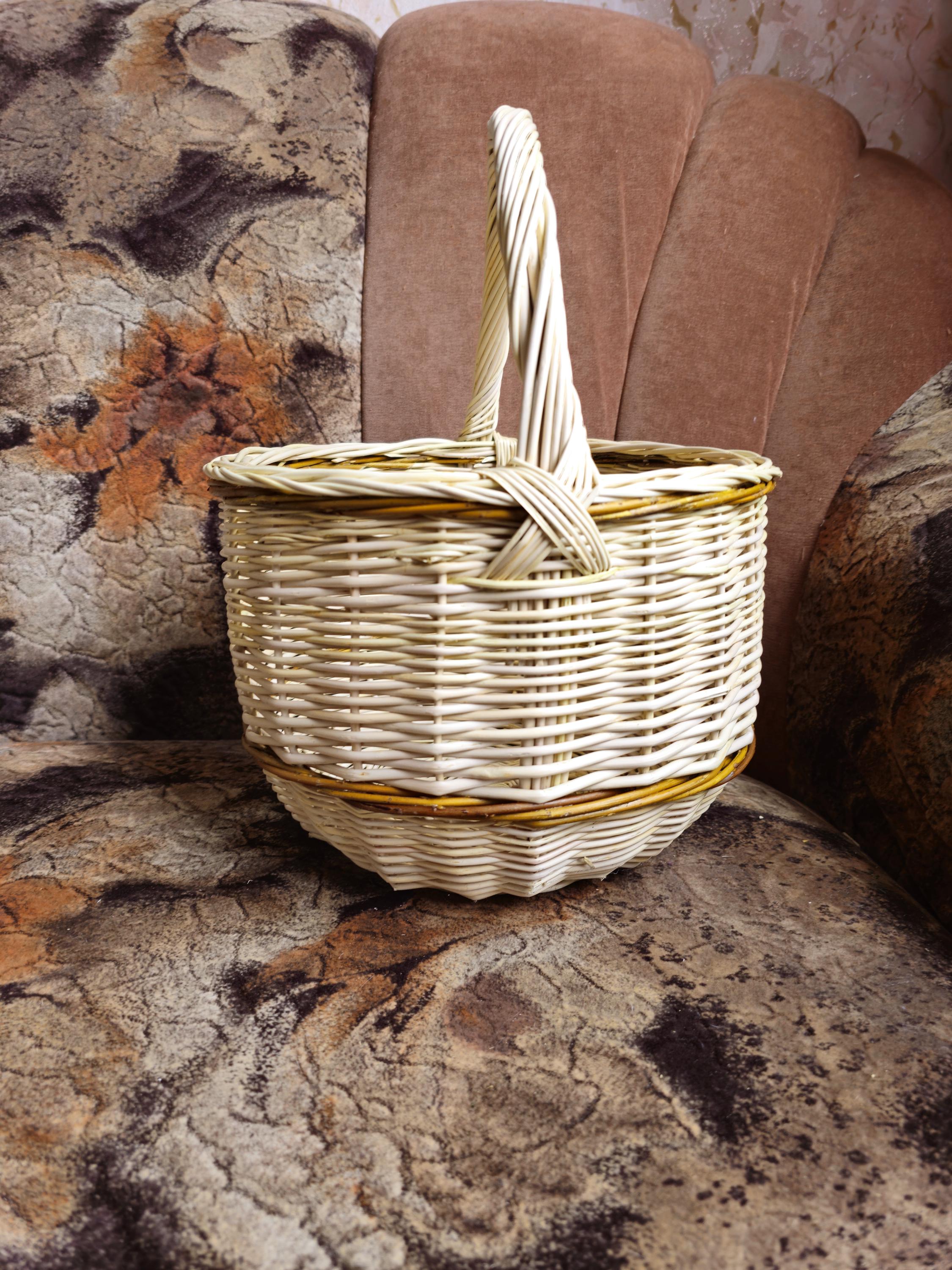 Handwoven Wicker Foraging Basket: Rustic Willow, Lithuanian Craft