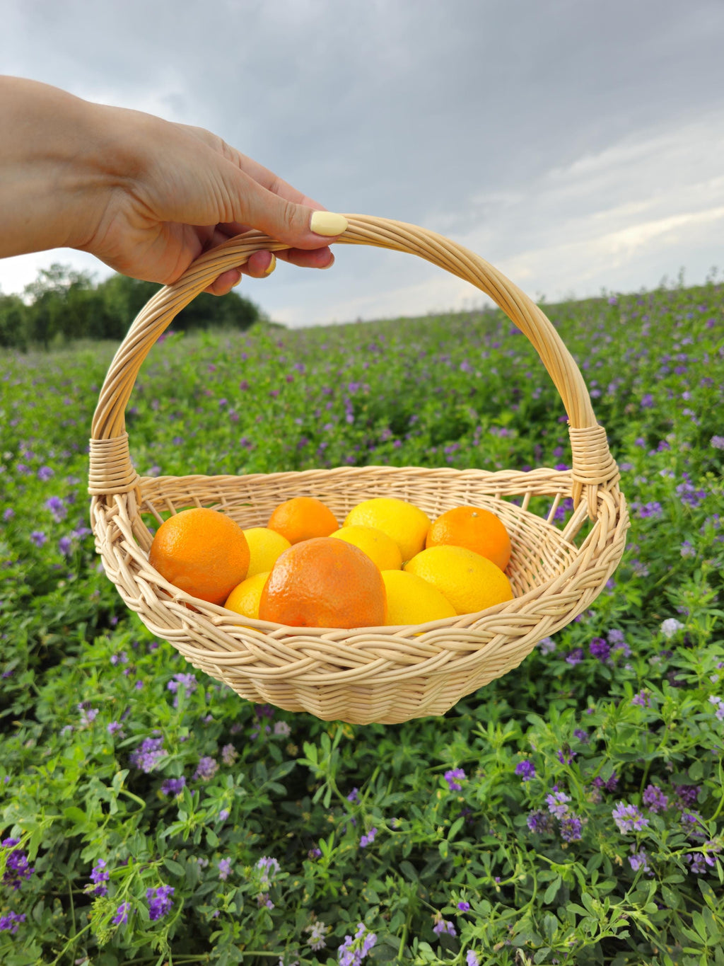 Handwoven Willow Trug Basket: Rustic Wedding & Home Display