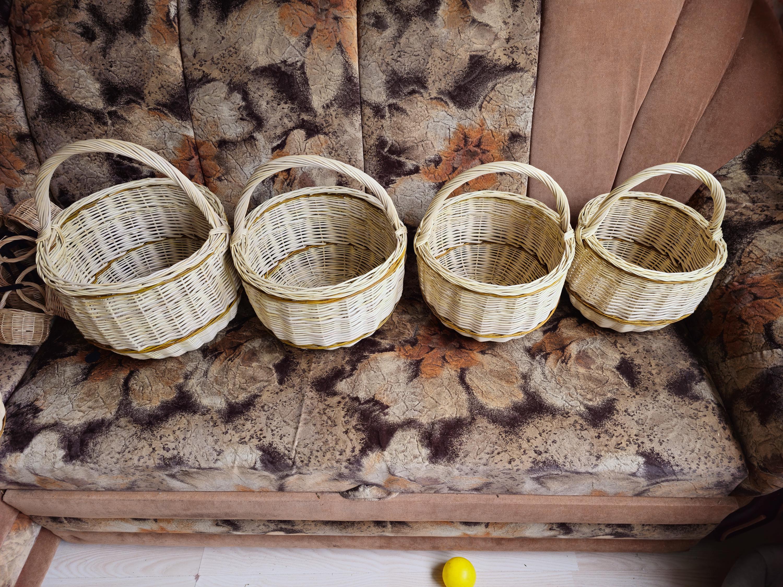 Handwoven Wicker Foraging Basket: Rustic Willow, Lithuanian Craft
