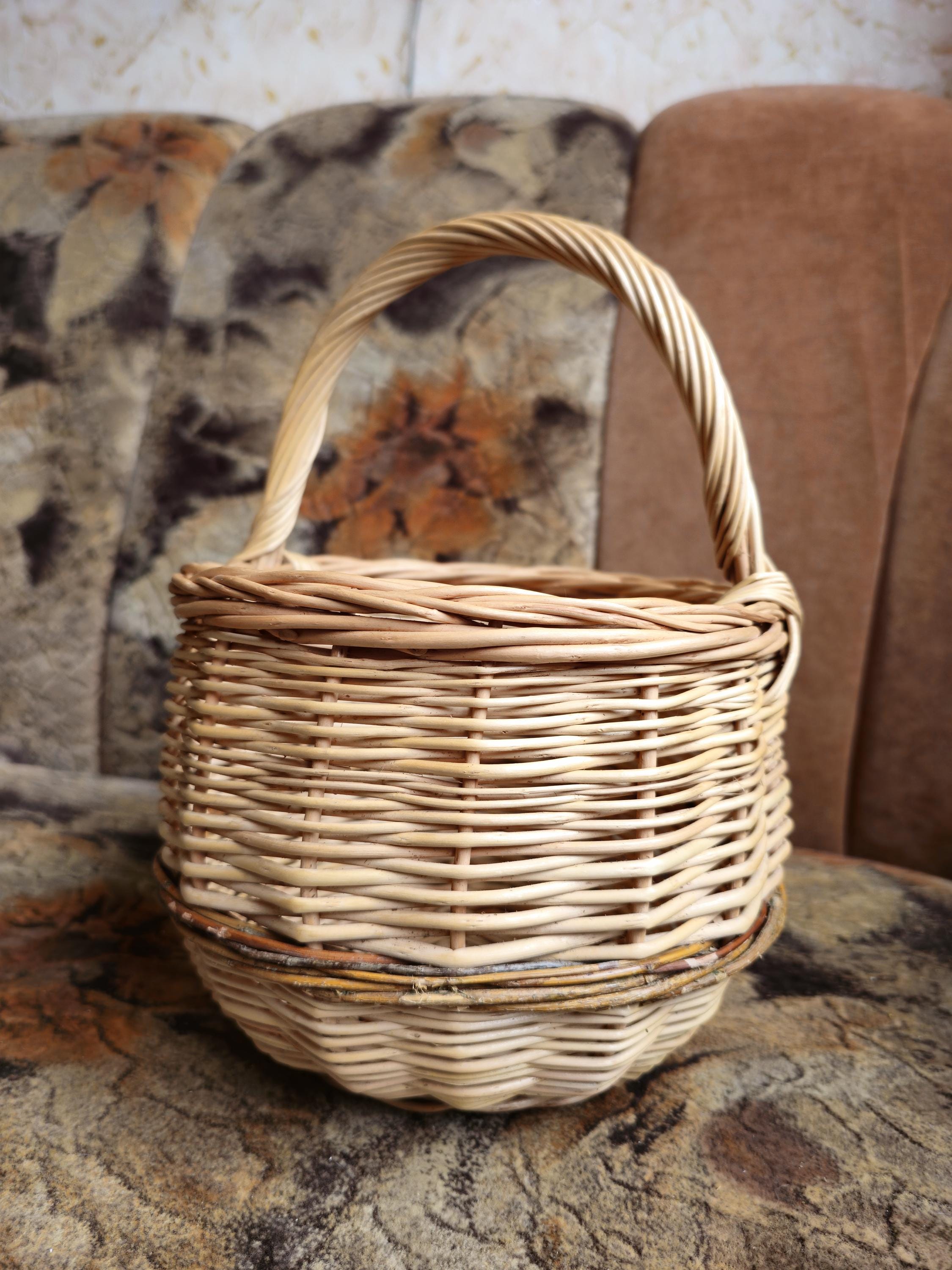 Handwoven Round Wicker Basket with Handle – Natural Rustic Charm
