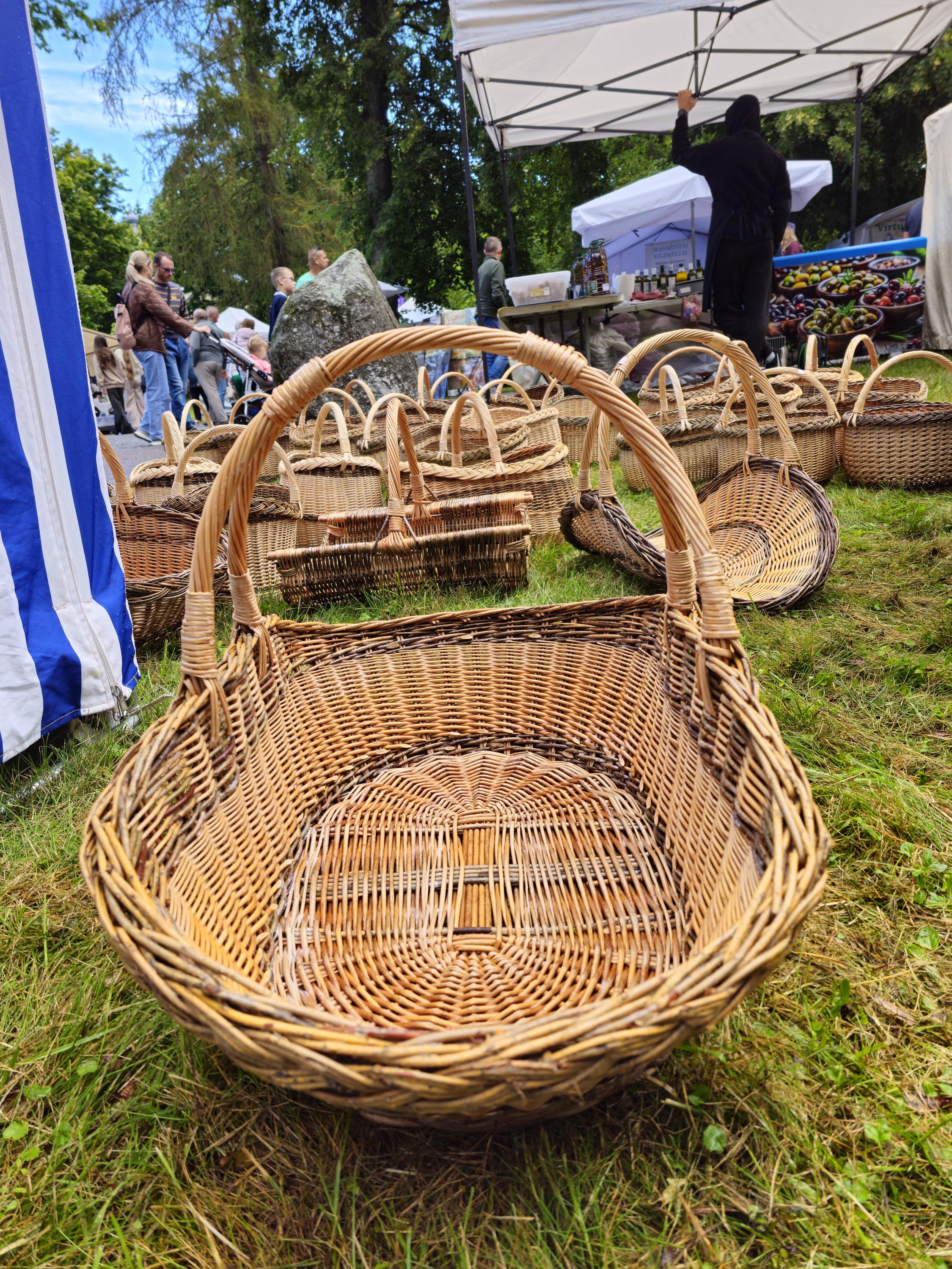 Extra Large Rustic Wicker Basket with Braided Rim – Handwoven Willow Basket for Gathering & Storage
