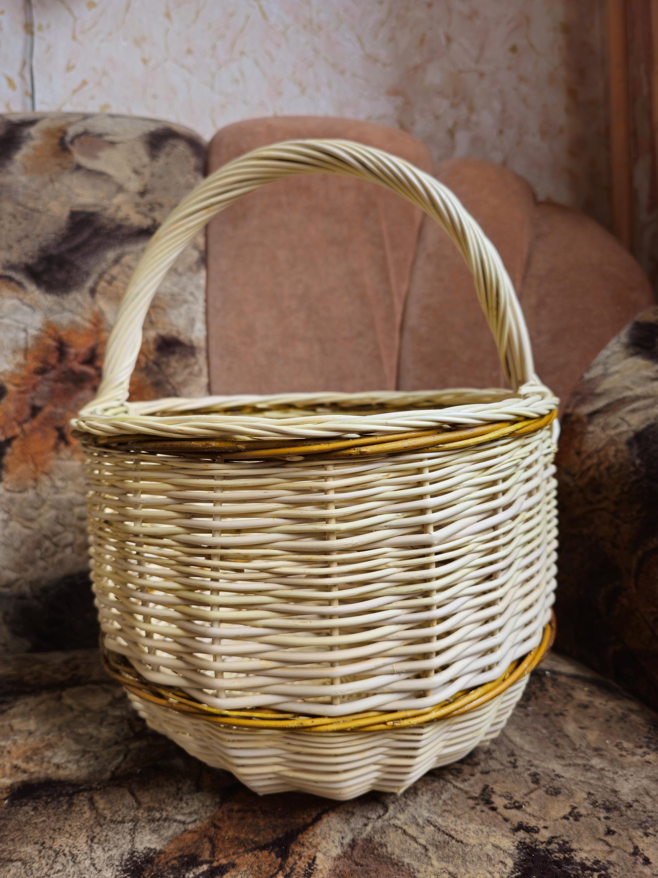 Handwoven Wicker Foraging Basket: Rustic Willow, Lithuanian Craft