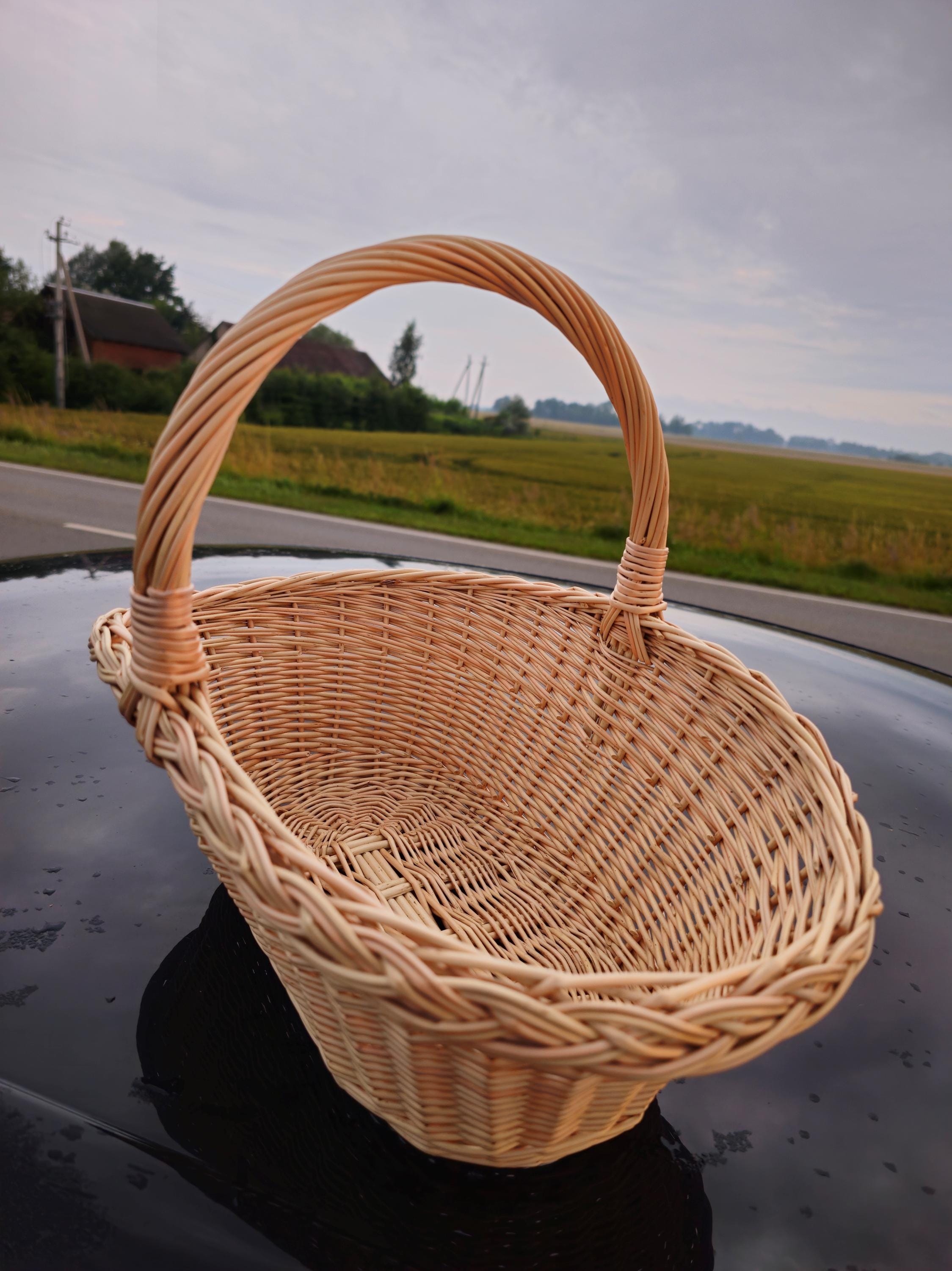 Handwoven Willow Basket: Farmhouse Decor & Bread Storage