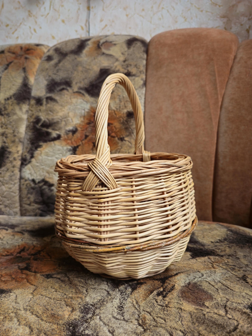 Handwoven Round Wicker Basket with Handle – Natural Rustic Charm