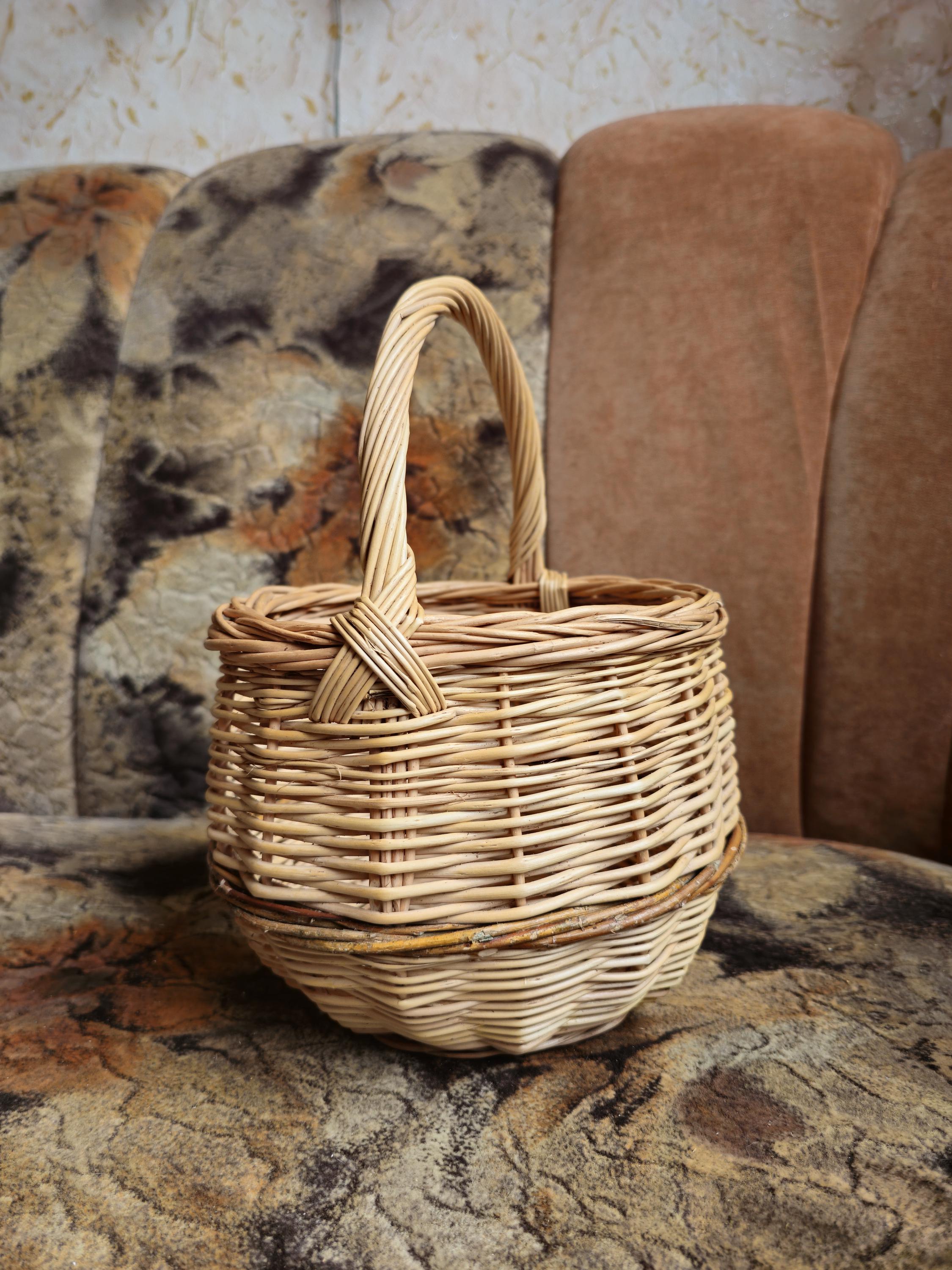 Handwoven Round Wicker Basket with Handle – Natural Rustic Charm