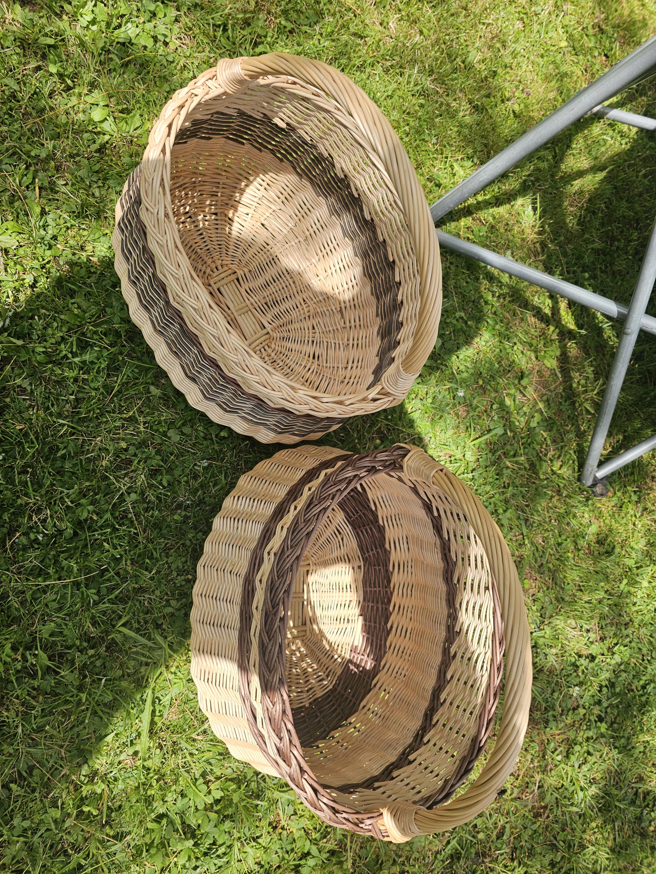 Handwoven Wicker Basket: Rustic Farmhouse Blanket Storage, Lithuanian Craft