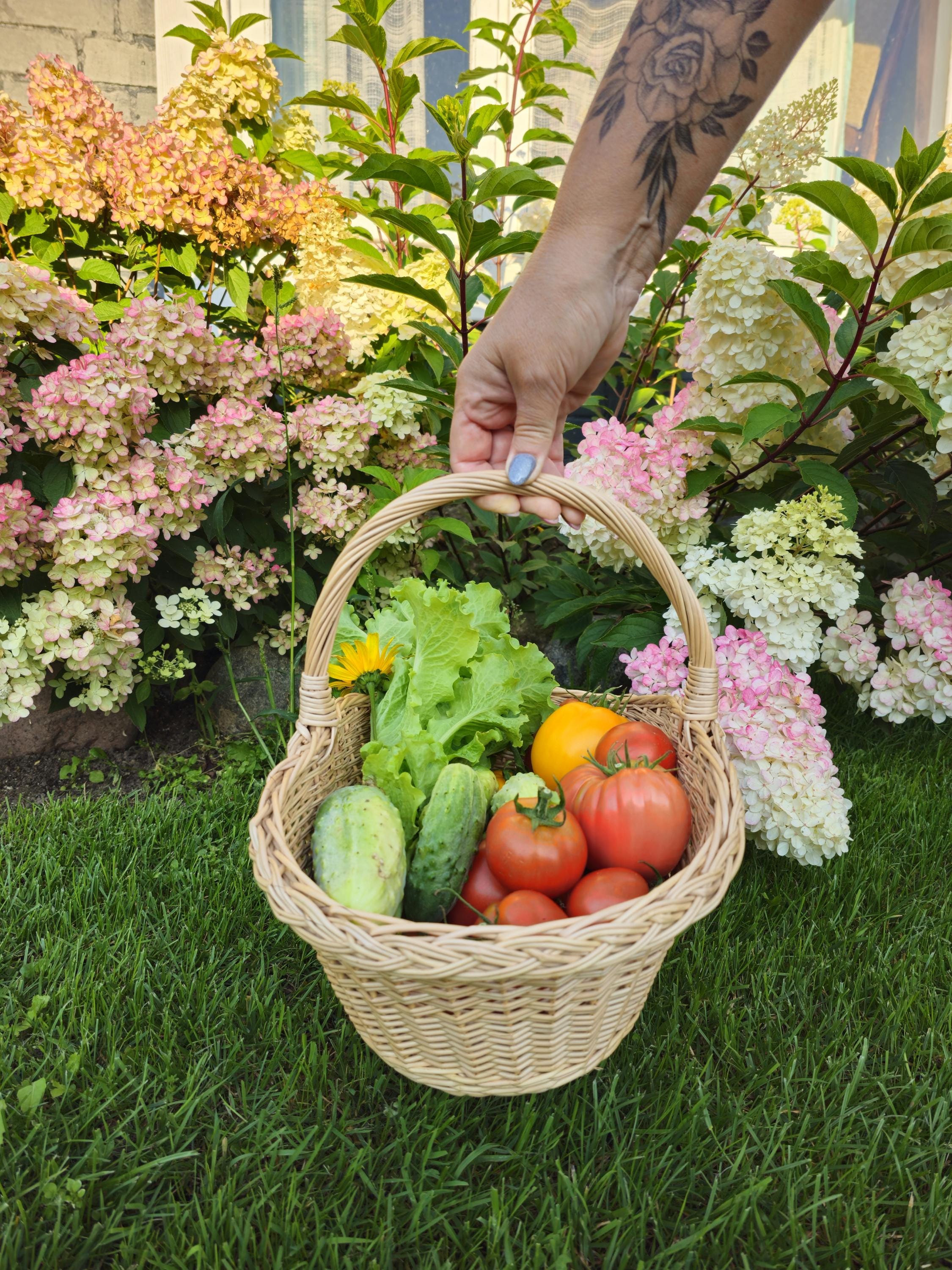 Handwoven Willow Basket: Farmhouse Decor & Bread Storage