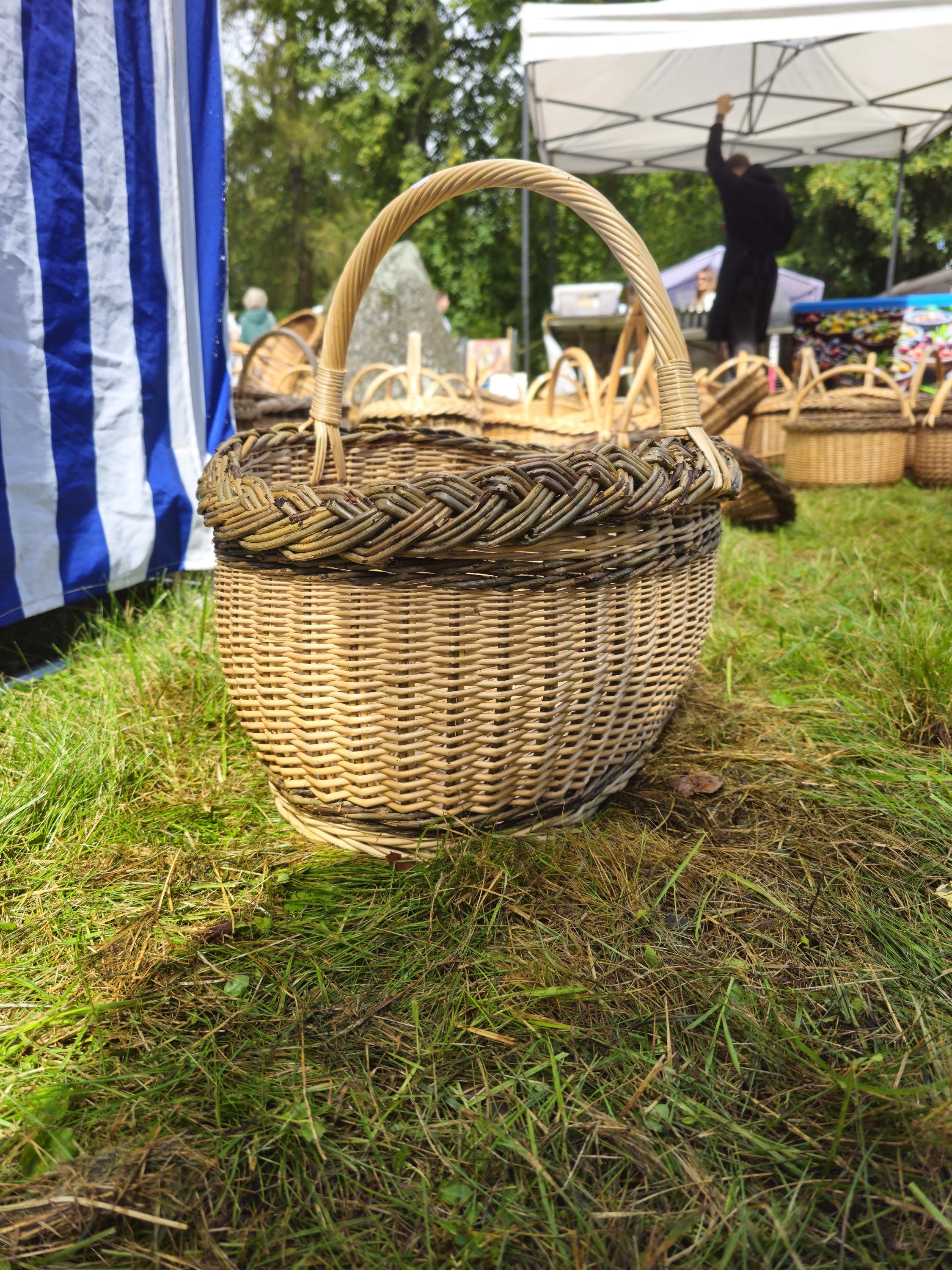Wicker Oval Basket with Braided Rim – Medium Handwoven Willow Basket