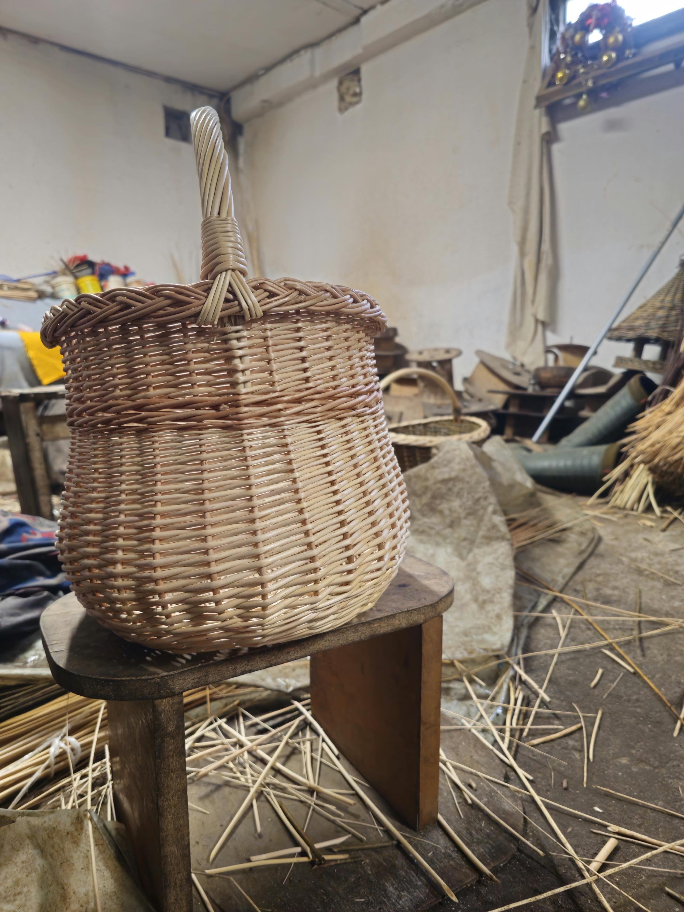 Handwoven Wicker Basket: Rustic Farmhouse Blanket Storage, Lithuanian Craft