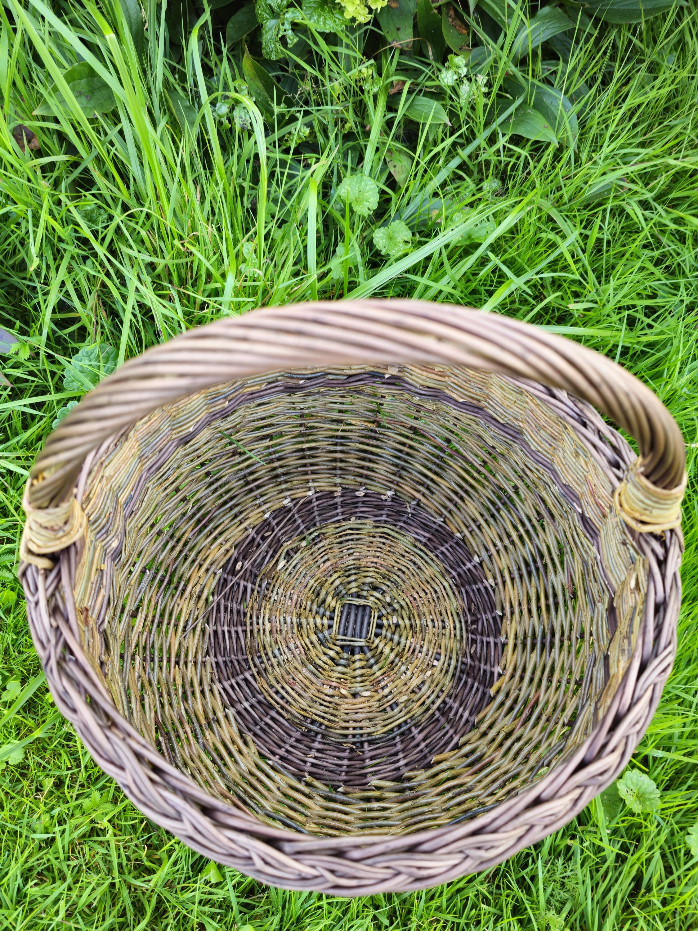 Handwoven Willow Basket: Rustic Lithuanian Home Decor