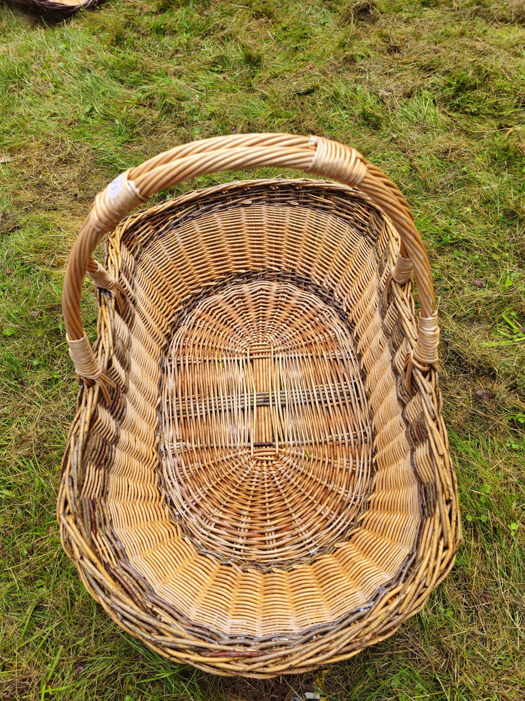 Extra Large Rustic Wicker Basket with Braided Rim – Handwoven Willow Basket for Gathering & Storage