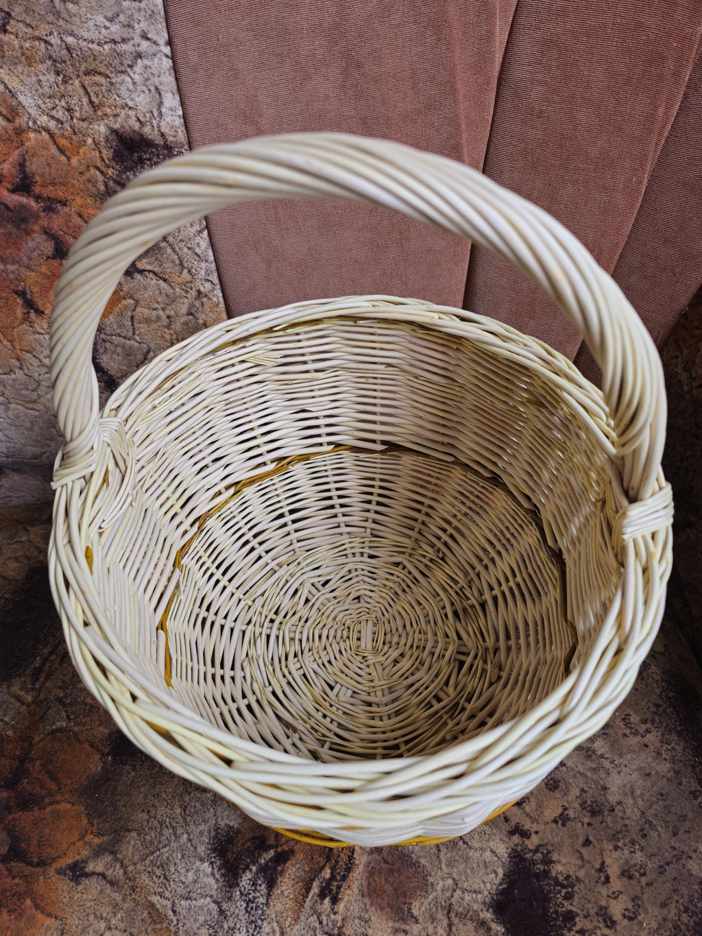Handwoven Wicker Foraging Basket: Rustic Willow, Lithuanian Craft