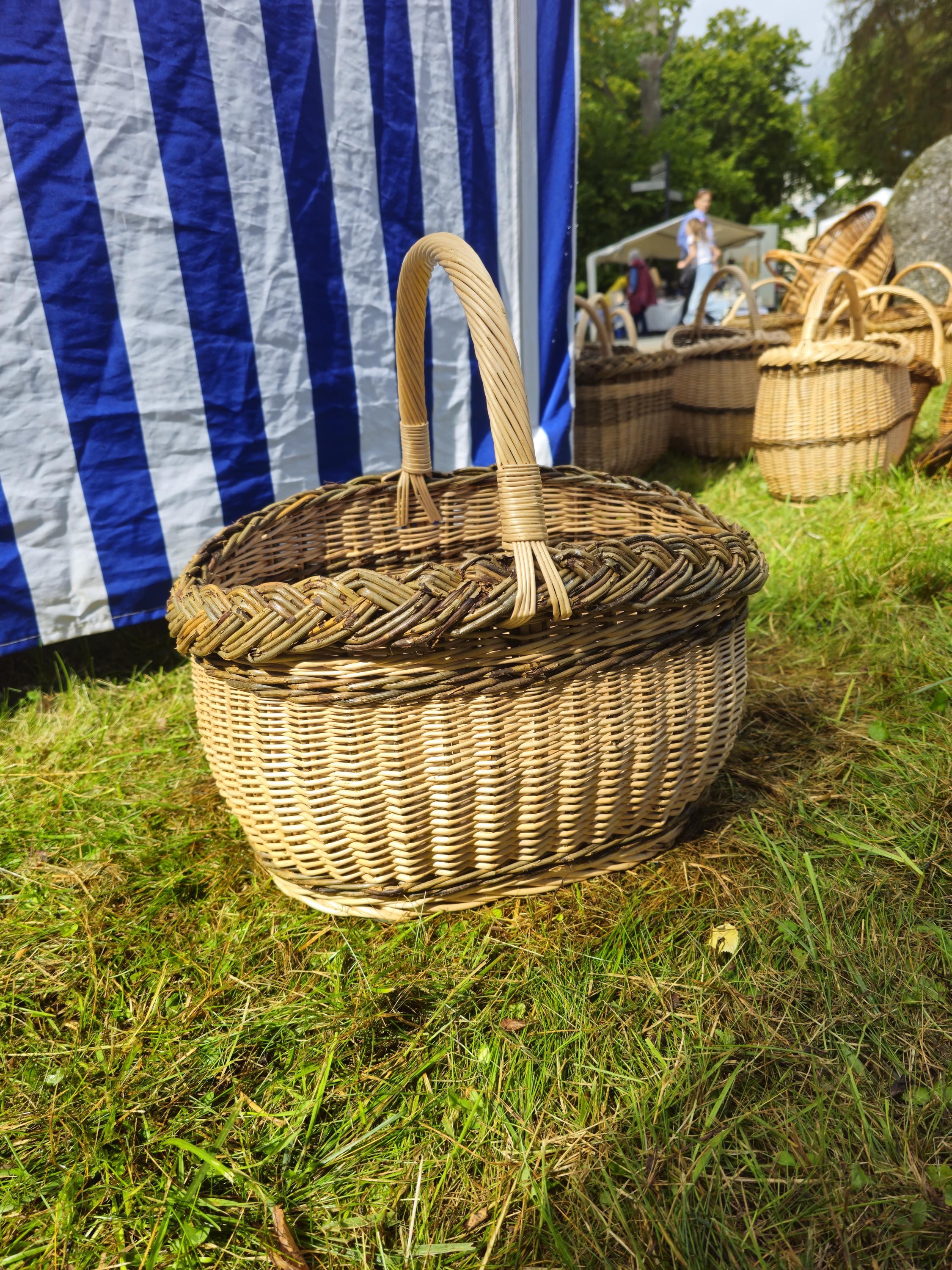 Wicker Oval Basket with Braided Rim – Medium Handwoven Willow Basket