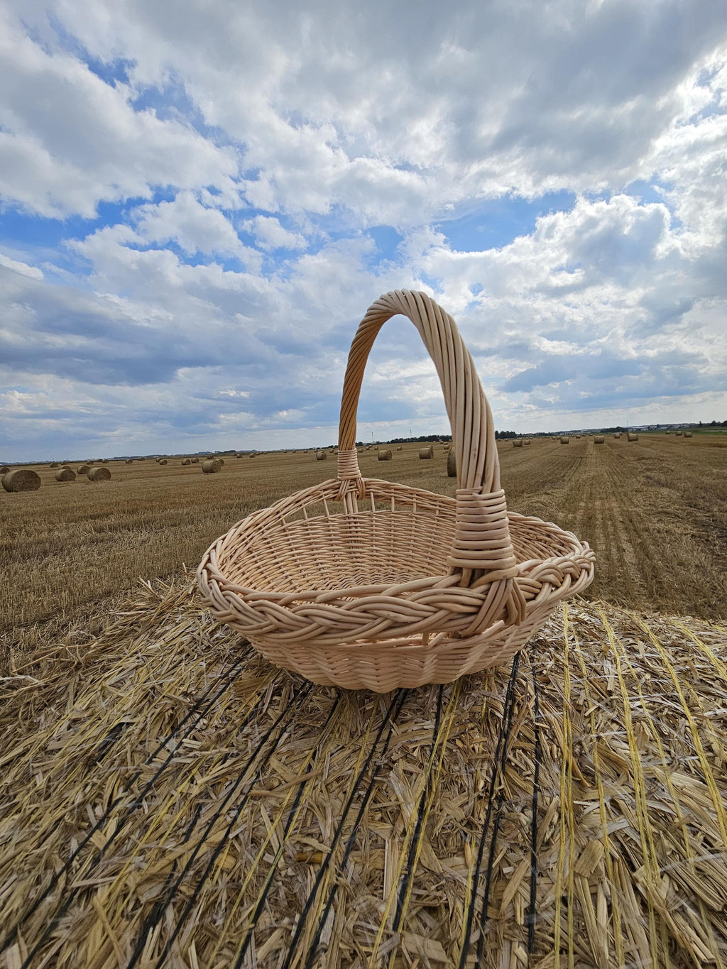 Handwoven Willow Trug Basket: Rustic Wedding & Home Display